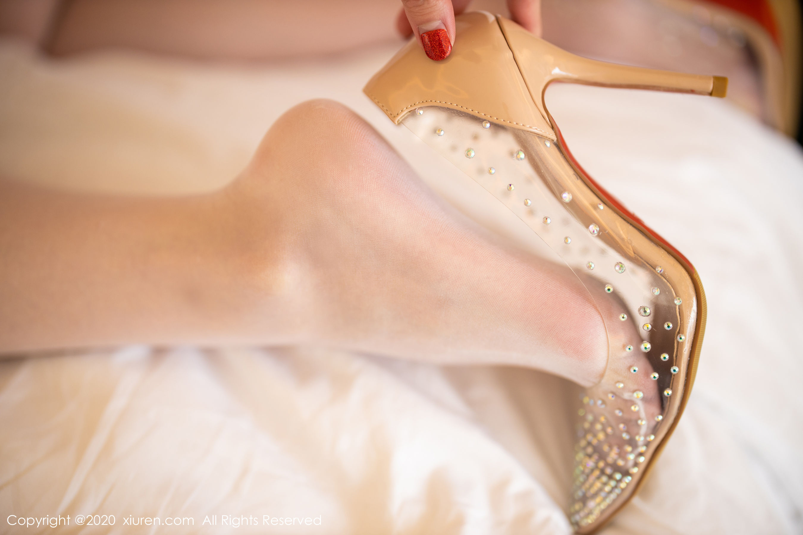 [秀人XIUREN] No.2040 梦心月 《镂空蕾丝内衣+高挑身材》 写真集