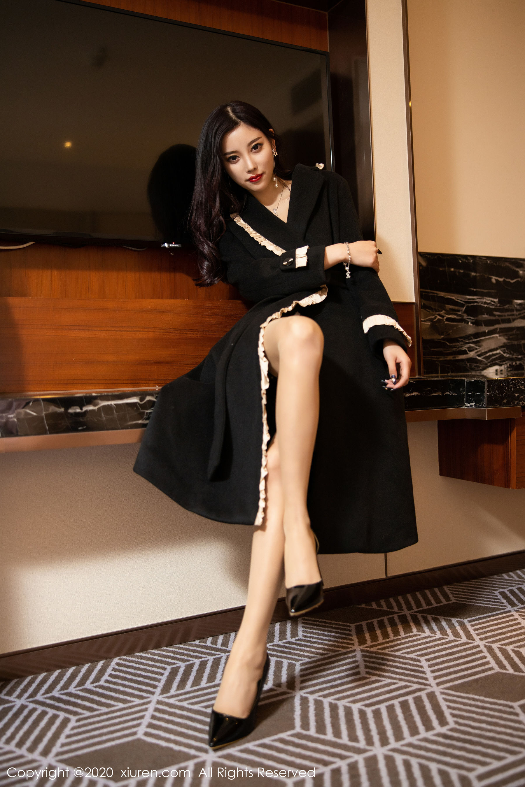 [秀人XIUREN] No.2051 杨晨晨sugar 《吊袜美腿魅惑》 写真集