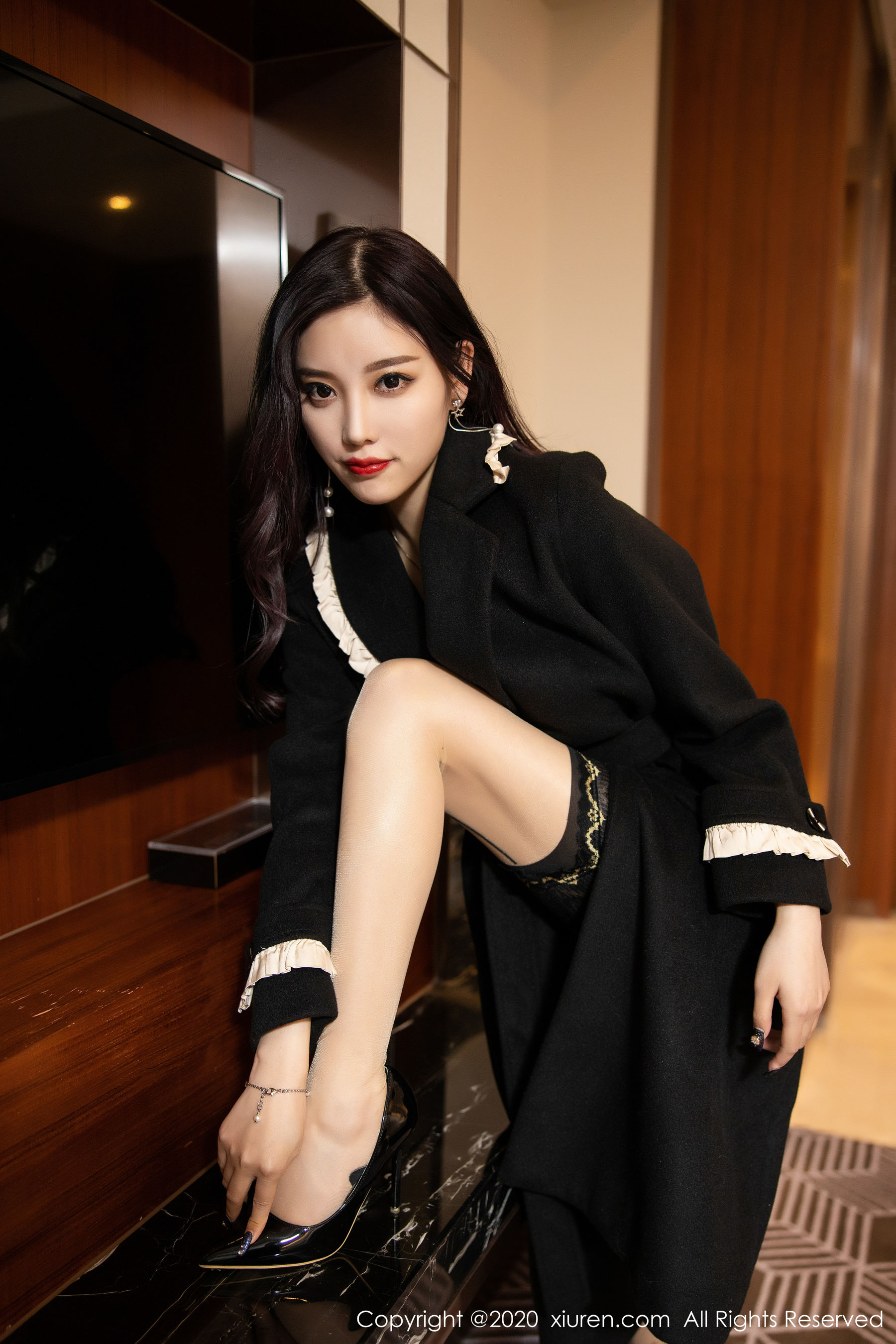 [秀人XIUREN] No.2051 杨晨晨sugar 《吊袜美腿魅惑》 写真集