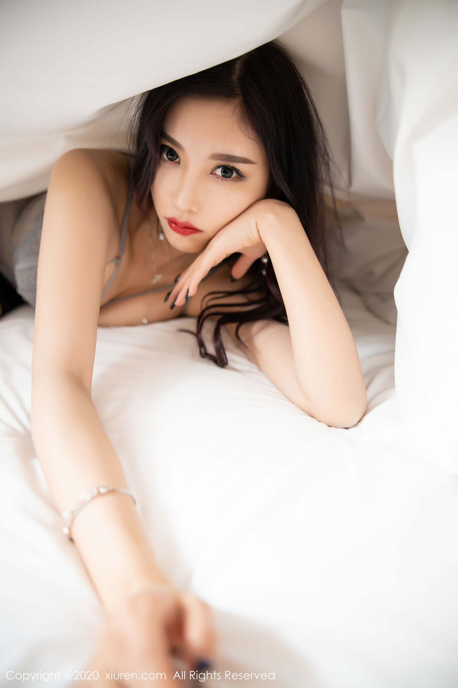 [秀人XIUREN] No.2051 杨晨晨sugar 《吊袜美腿魅惑》 写真集