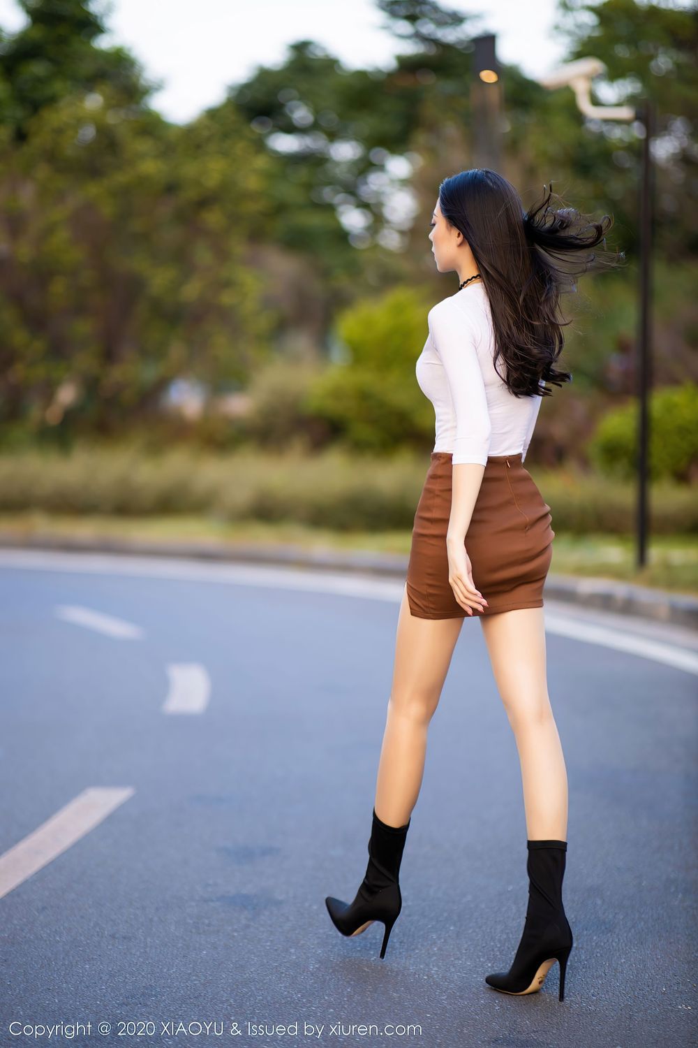 [XIAOYU语画界] 美女模特言沫 - 丝袜美腿户外车拍系列性感写真 Vol.387