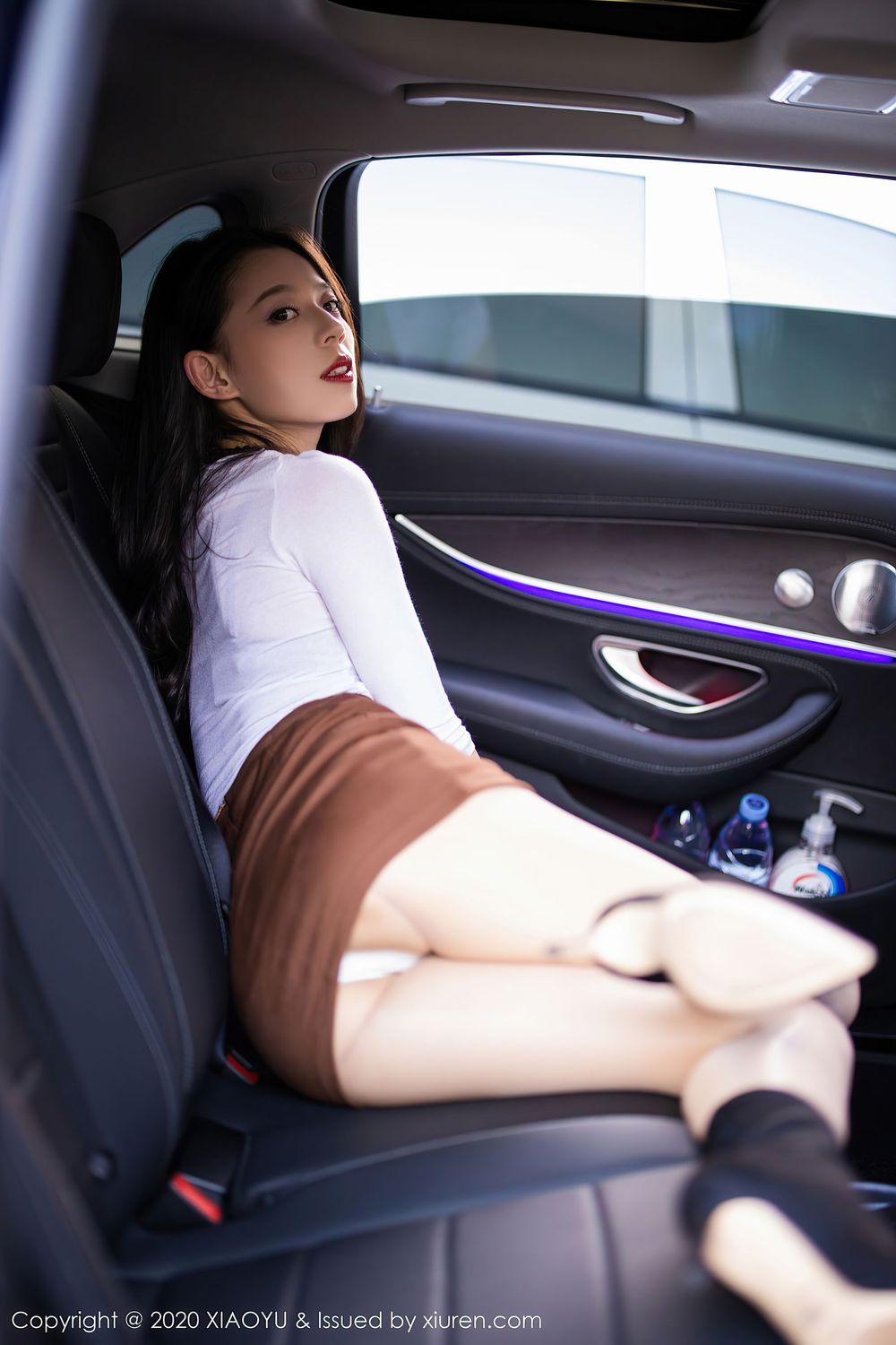 [XIAOYU语画界] 美女模特言沫 - 丝袜美腿户外车拍系列性感写真 Vol.387