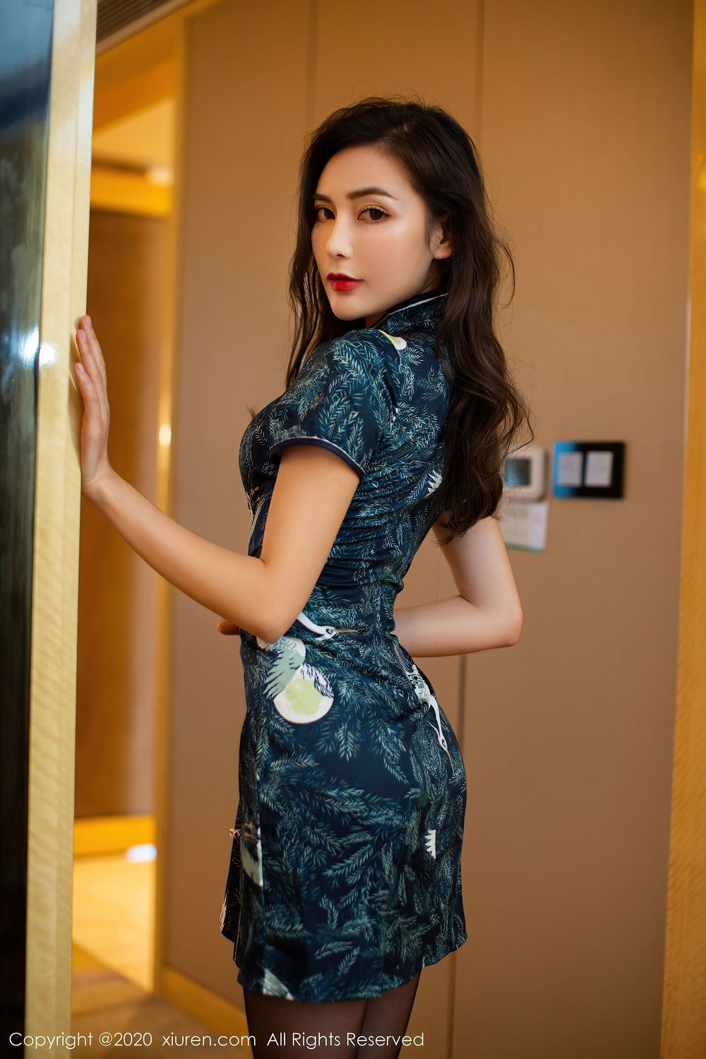 [XiuRen秀人网] 新人模特夏玥 - 韵味旗袍与黑丝美腿系列性感写真 No.2411