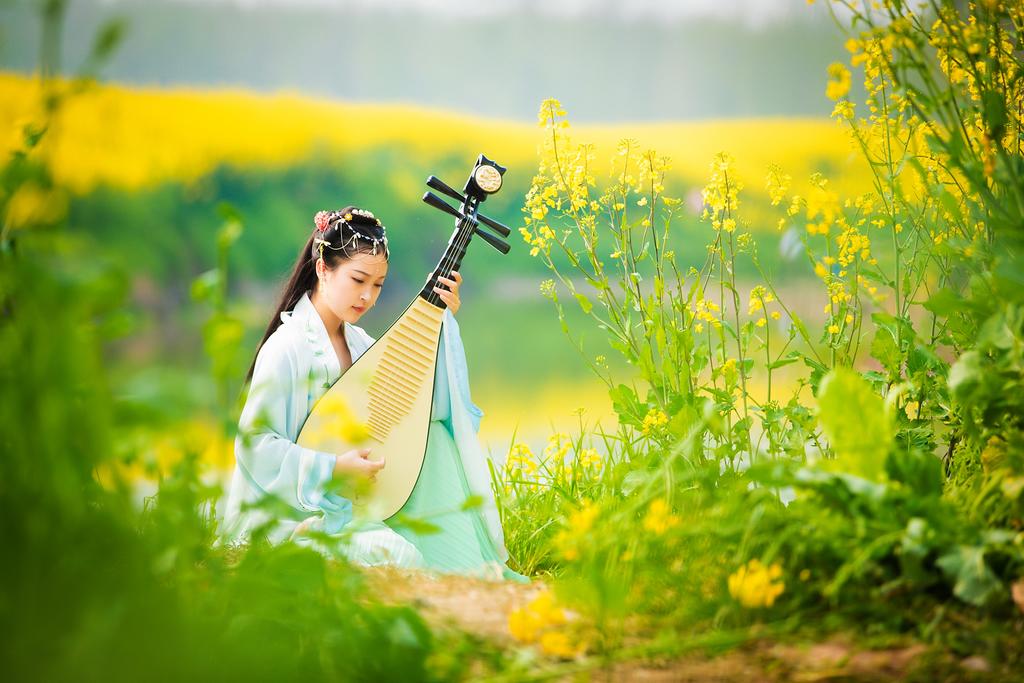 油菜花田汉服美女唯美古风摄影