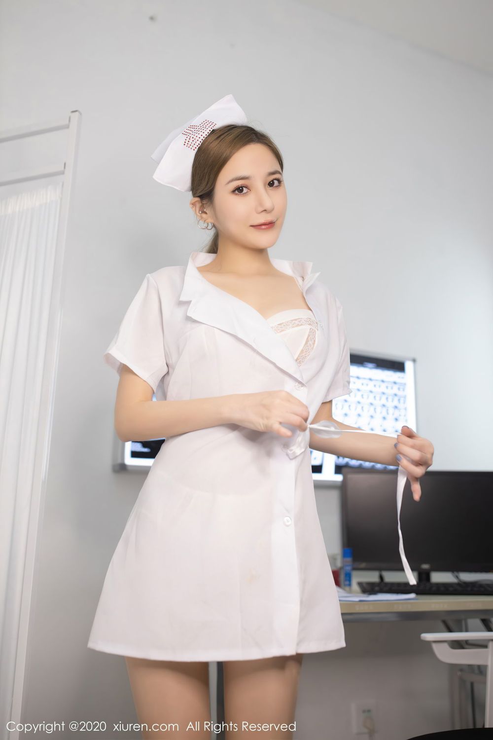 [XiuRen秀人网] 美女模特鱼子酱Fish科室场景与白色护士制服写真 No.2716