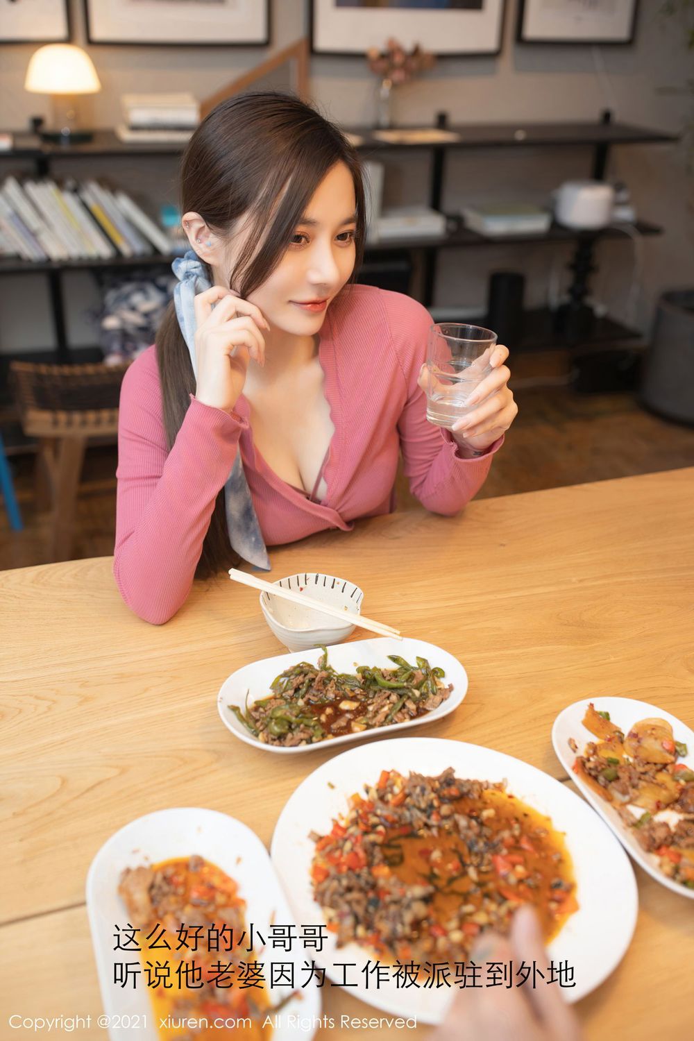 [XiuRen秀人网] 美女模特鱼子酱Fish - 邻居借水丝袜美腿系列套图 No.3036