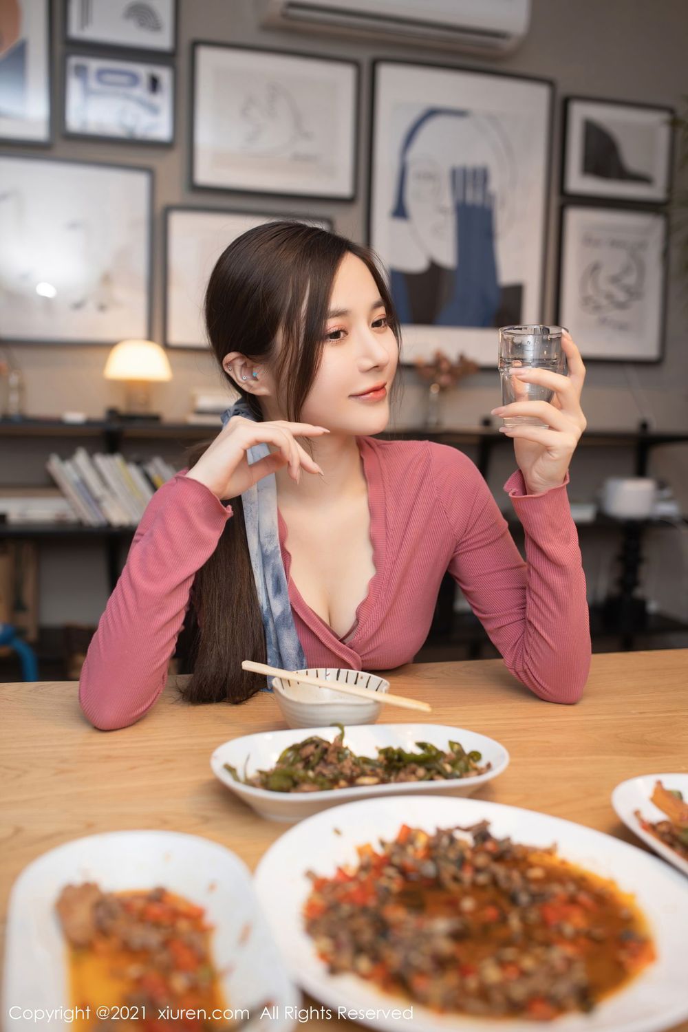 [XiuRen秀人网] 美女模特鱼子酱Fish - 邻居借水丝袜美腿系列套图 No.3036