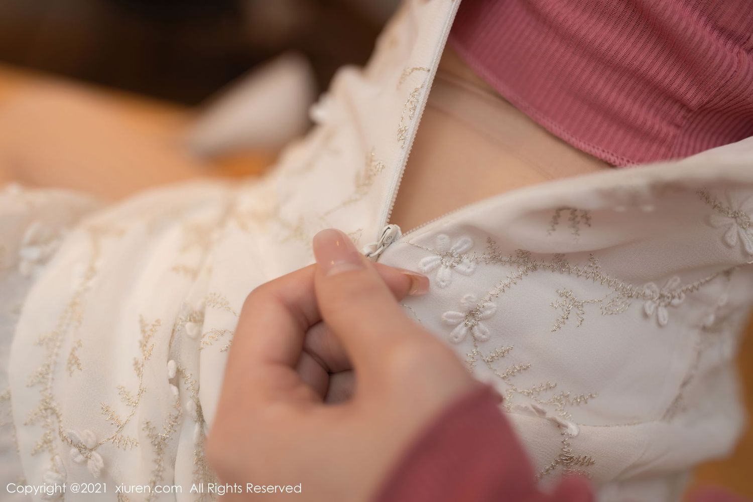 [XiuRen秀人网] 美女模特鱼子酱Fish - 邻居借水丝袜美腿系列套图 No.3036