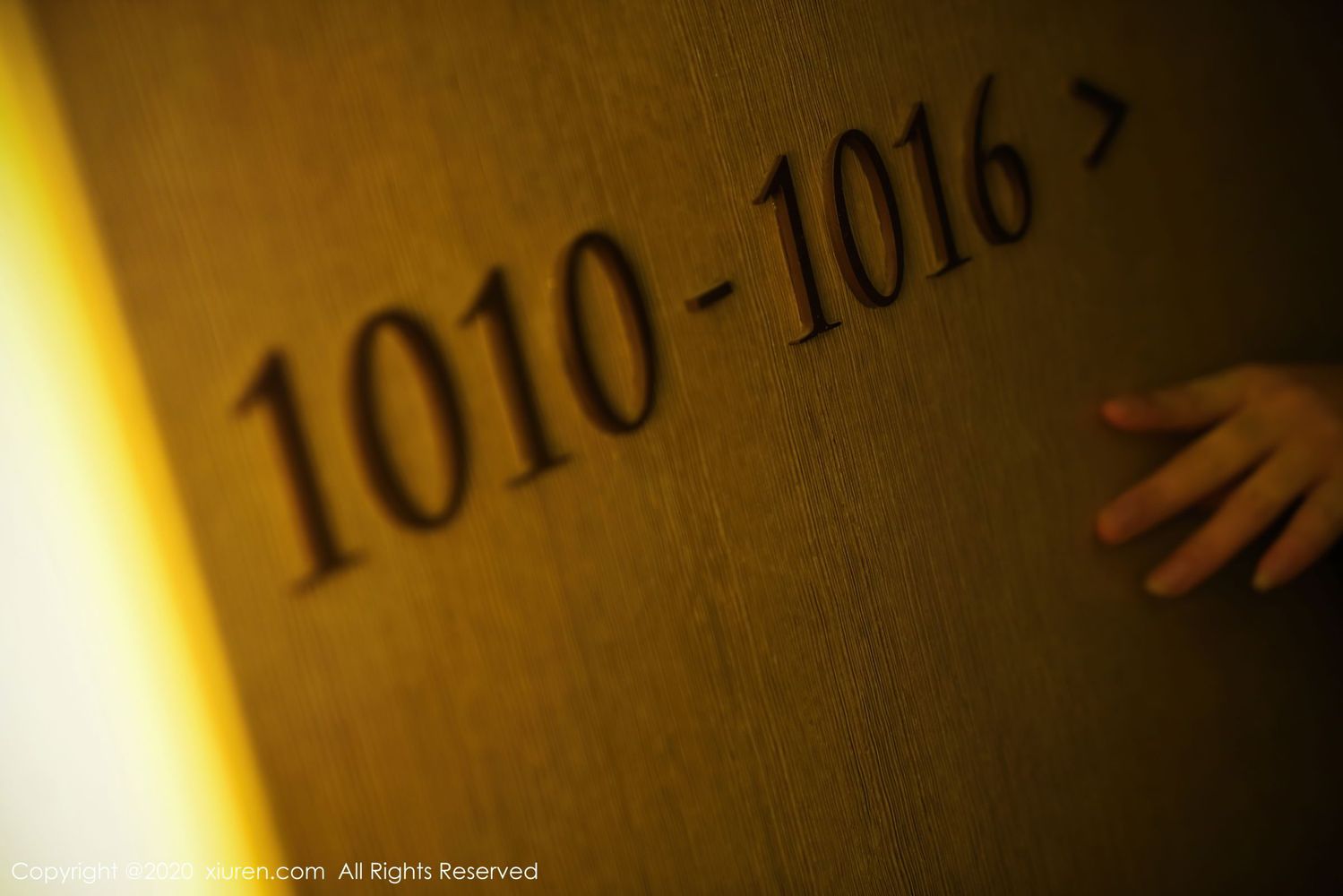 [XiuRen秀人网] 美女模特美七Mia - 黑丝美腿职场OL系列性感写真 No.2628