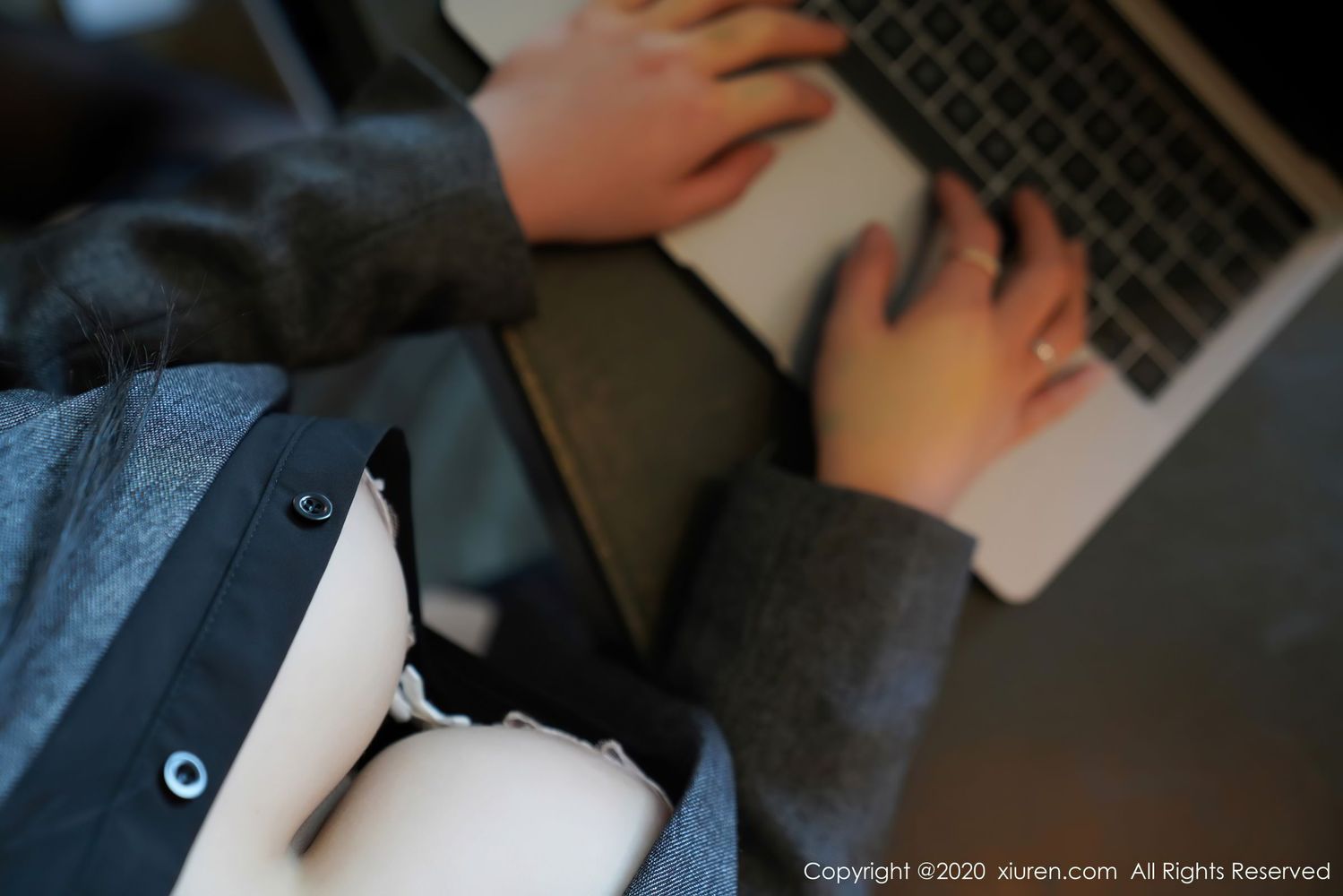 [XiuRen秀人网] 美女模特美七Mia - 黑丝美腿职场OL系列性感写真 No.2628