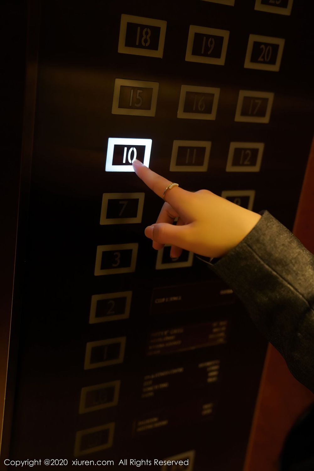 [XiuRen秀人网] 美女模特美七Mia - 黑丝美腿职场OL系列性感写真 No.2628