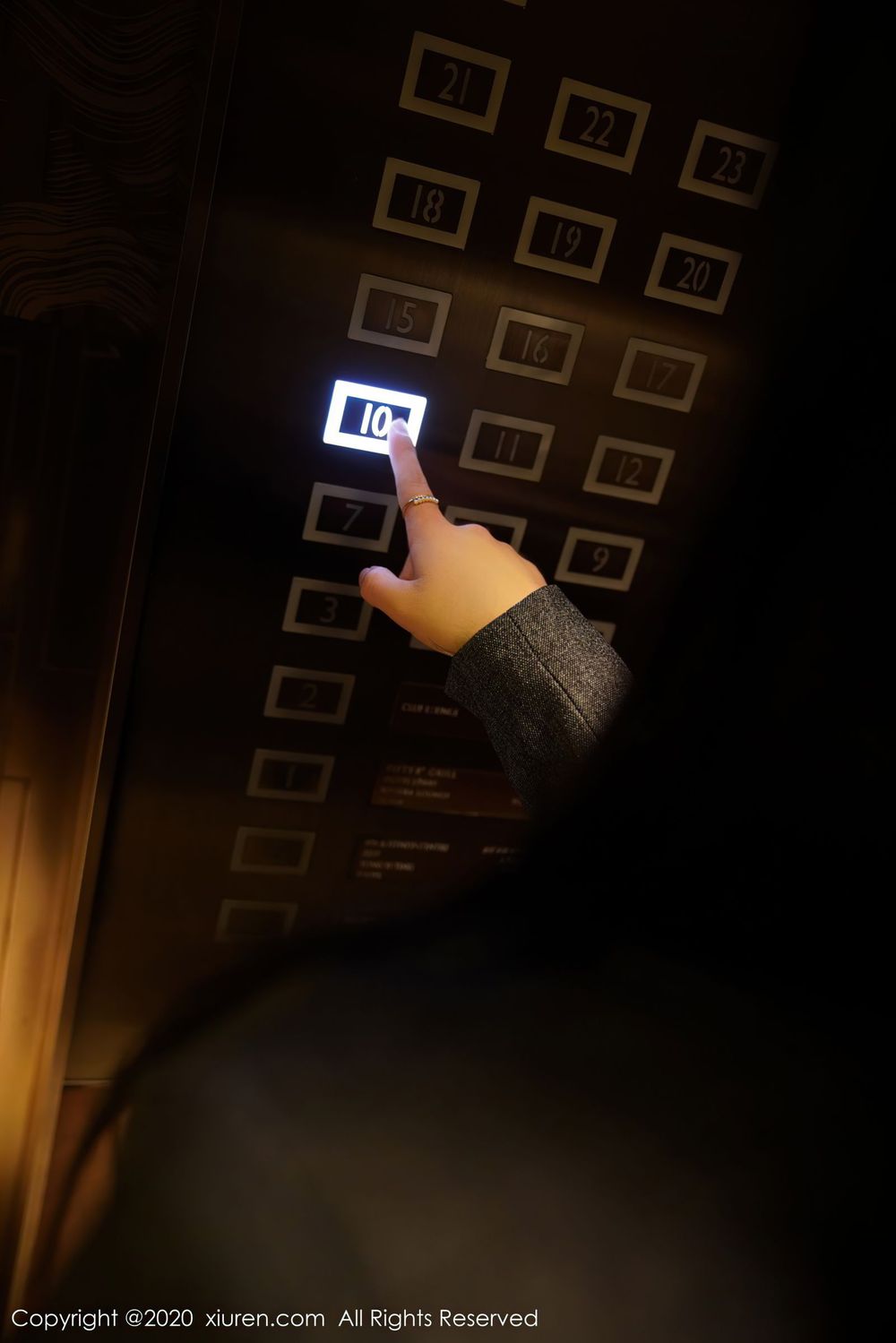 [XiuRen秀人网] 美女模特美七Mia - 黑丝美腿职场OL系列性感写真 No.2628