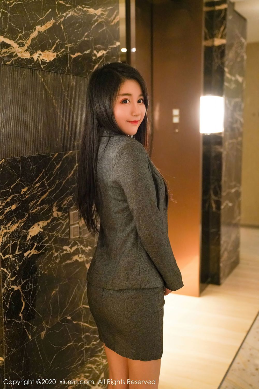 [XiuRen秀人网] 美女模特美七Mia - 黑丝美腿职场OL系列性感写真 No.2628