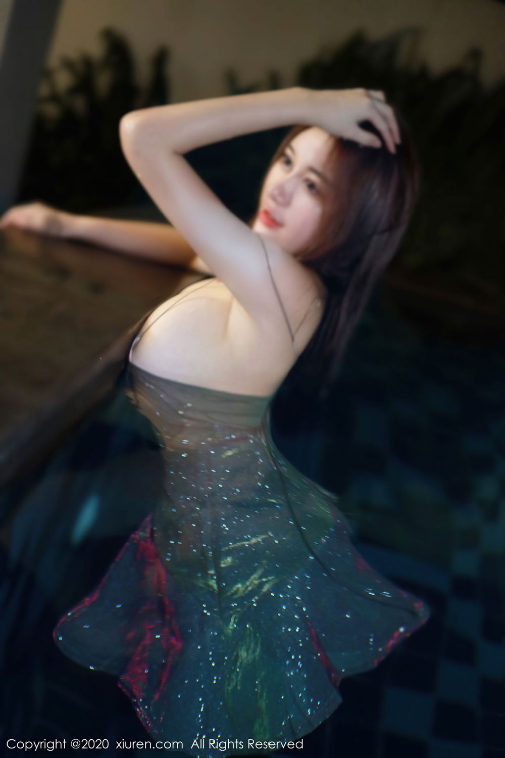[XiuRen秀人网] 美女模特美七Mia - 泳池闪亮连衣裙湿身系列写真 No.2779