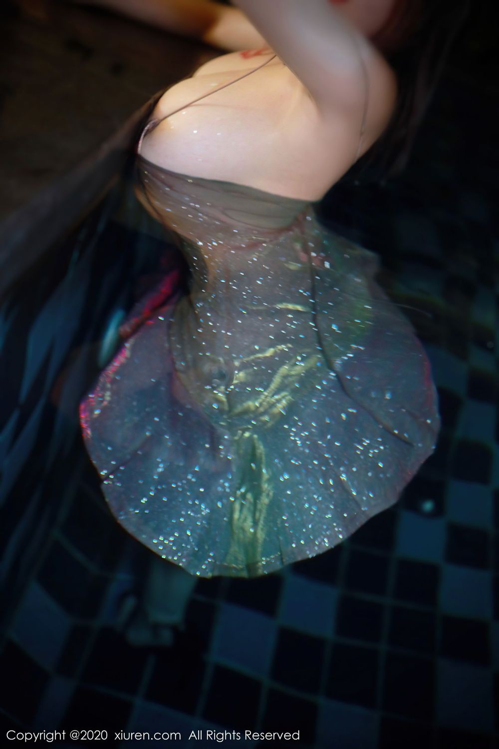 [XiuRen秀人网] 美女模特美七Mia - 泳池闪亮连衣裙湿身系列写真 No.2779