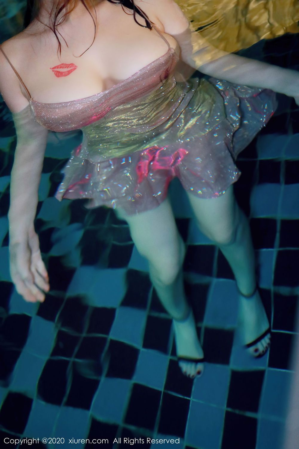 [XiuRen秀人网] 美女模特美七Mia - 泳池闪亮连衣裙湿身系列写真 No.2779