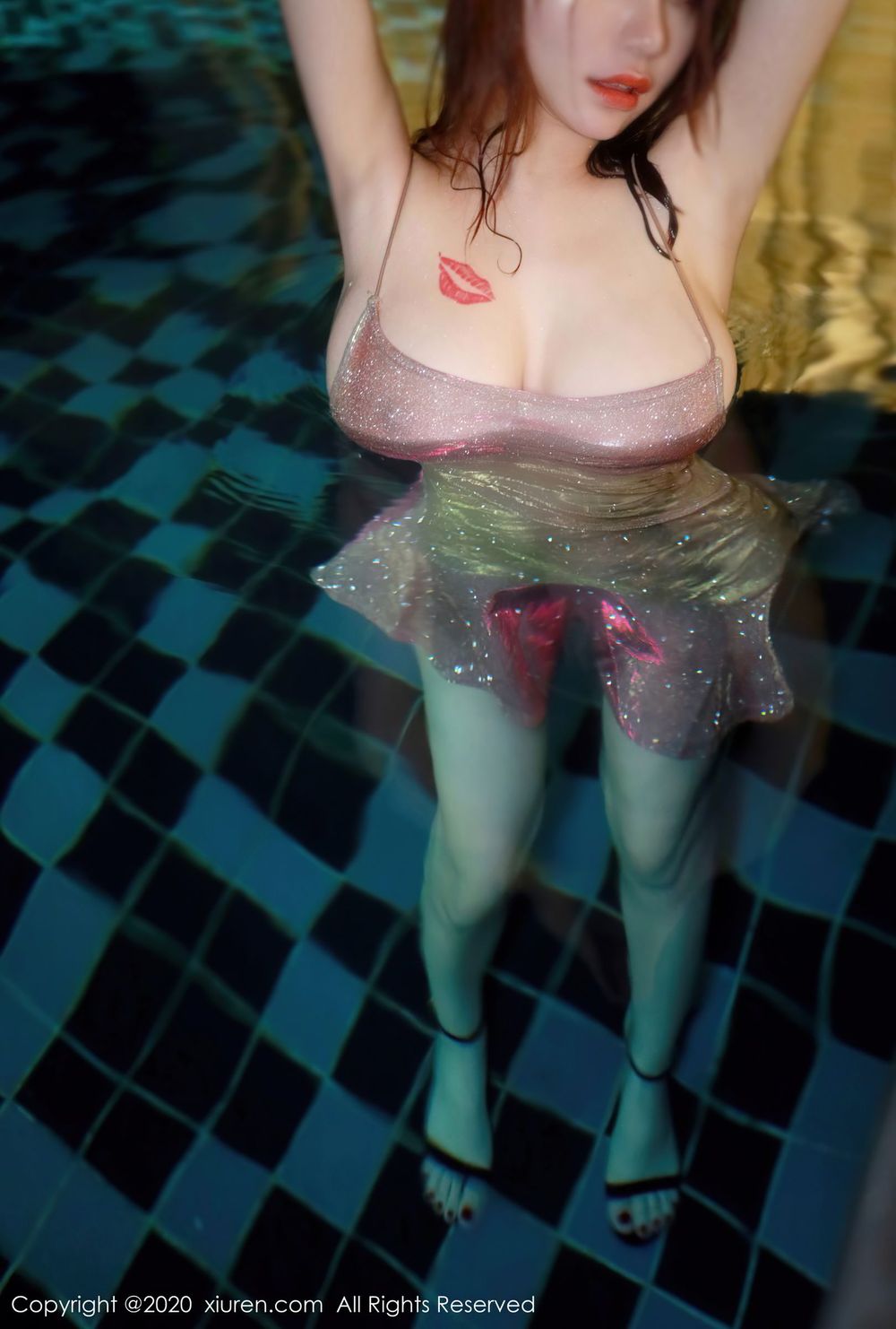 [XiuRen秀人网] 美女模特美七Mia - 泳池闪亮连衣裙湿身系列写真 No.2779