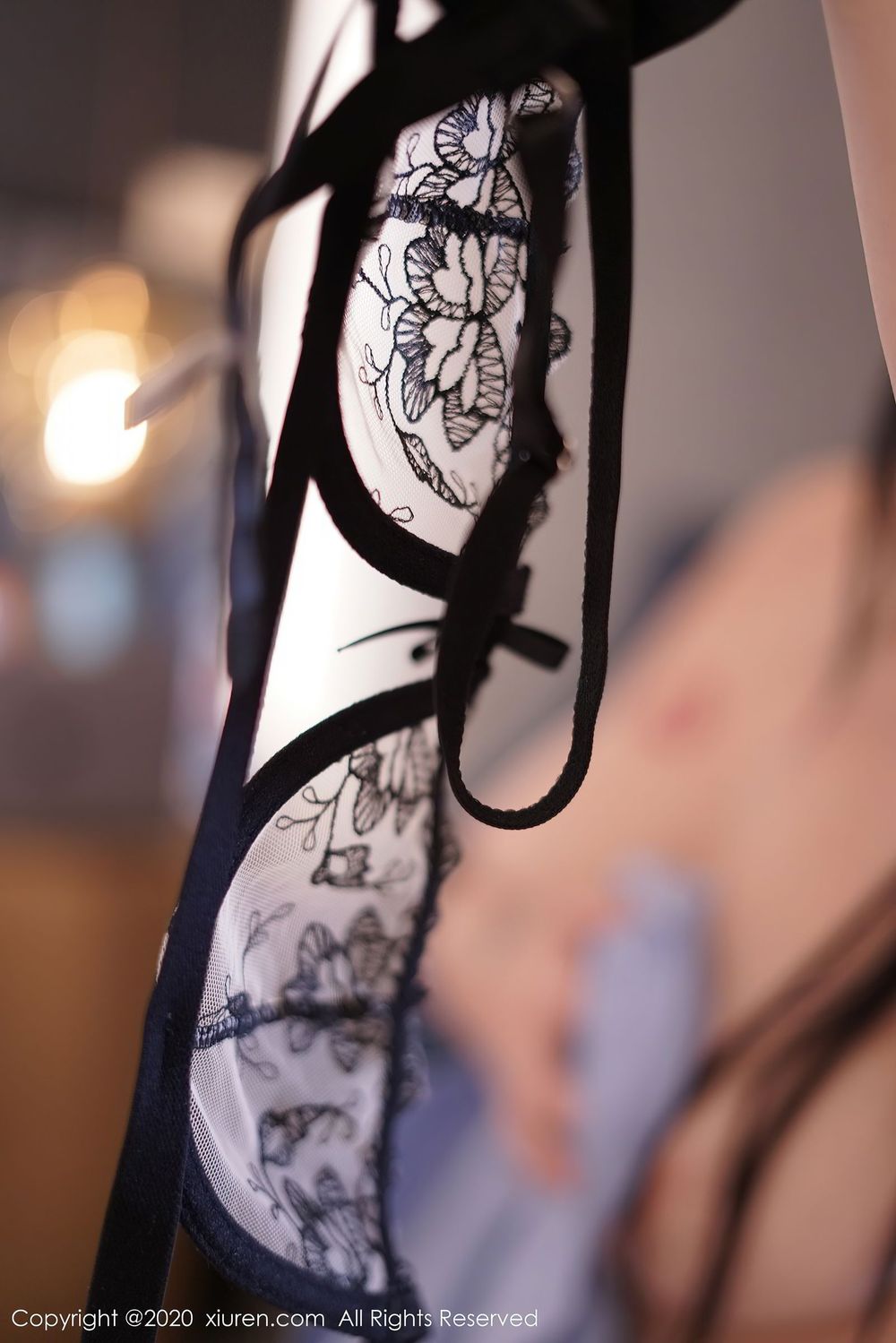 [XiuRen秀人网] 美女模特美七Mia - 黑丝美腿情趣女警制服系列写真 No.2852