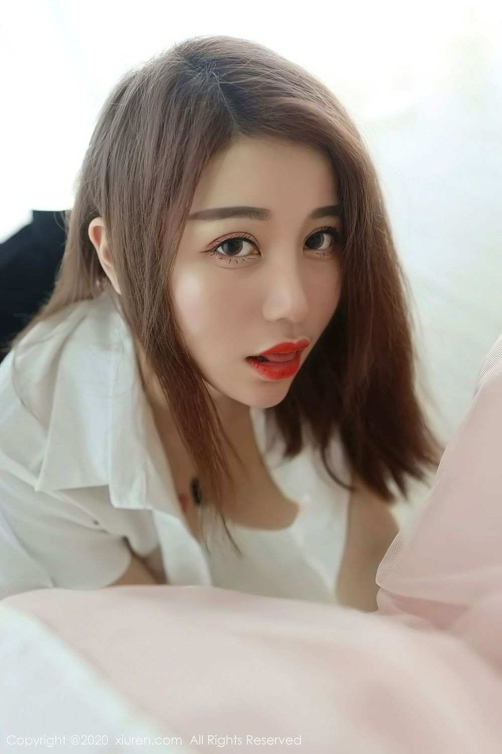 [XiuRen秀人网] 美女模特美七Mia - 白衬衫黑短裙制服系列大尺度三亚旅拍 No.2831