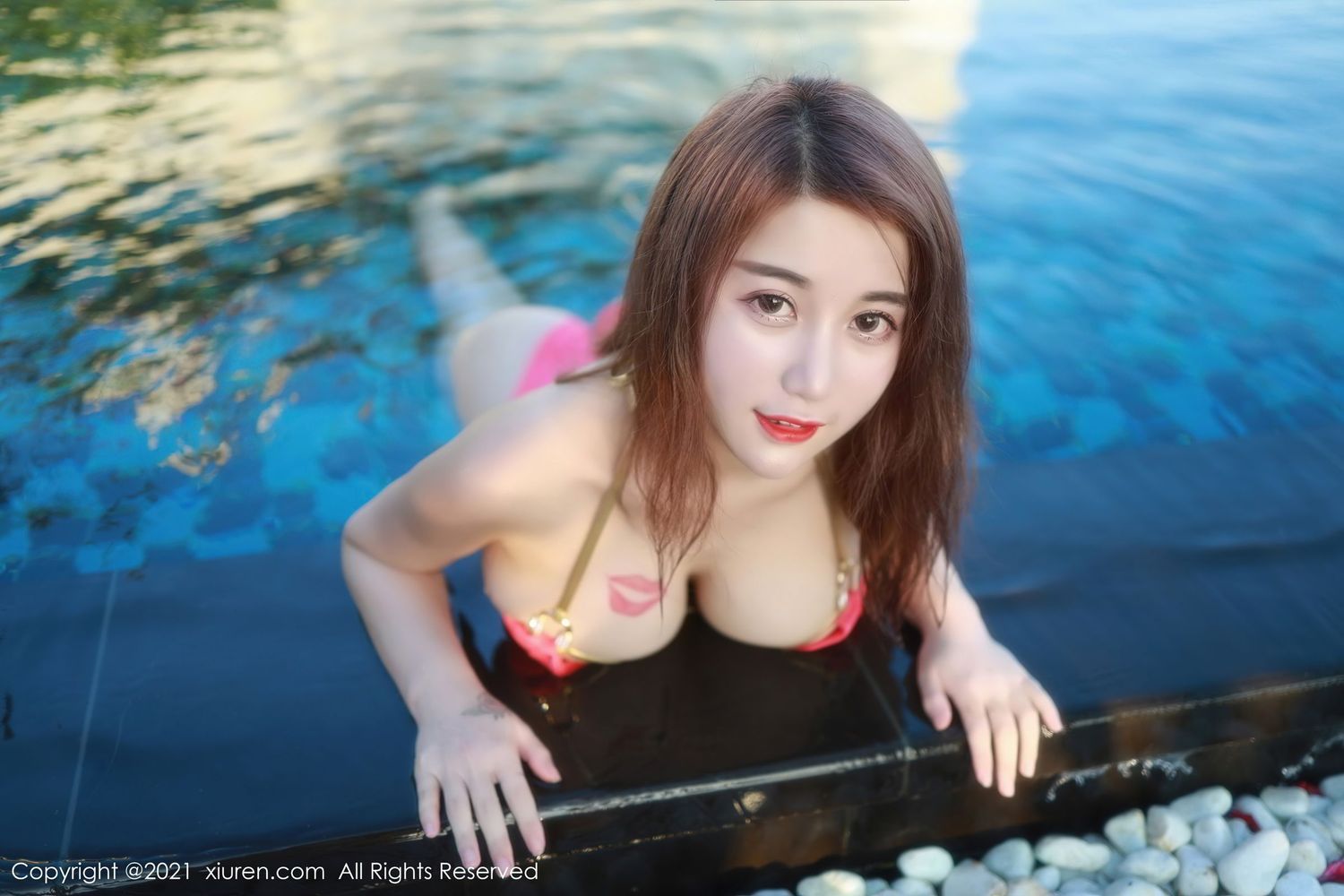 [XiuRen秀人网] 美女模特美七Mia - 泳池红色泳衣湿身系列三亚旅拍 No.2972