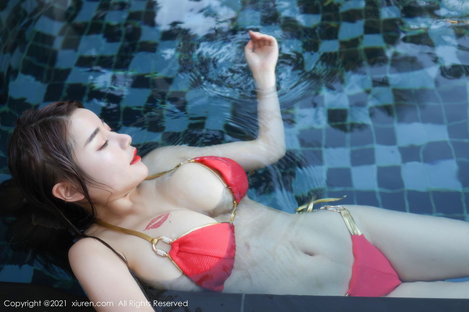 [XiuRen秀人网] 美女模特美七Mia - 泳池红色泳衣湿身系列三亚旅拍 No.2972