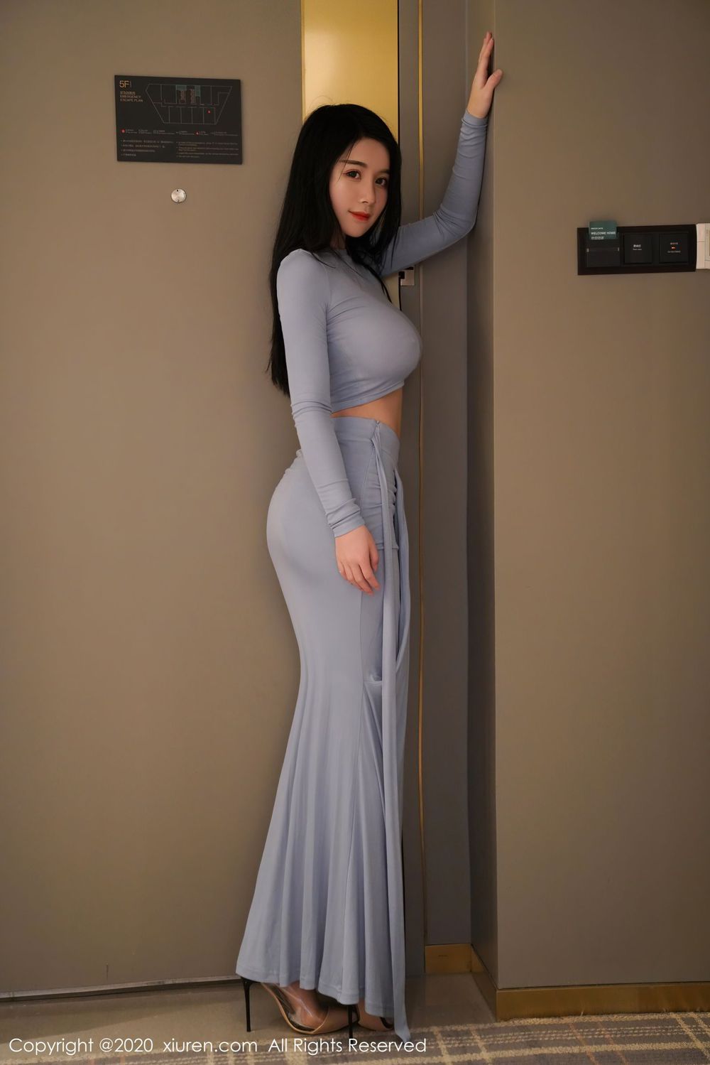 [XiuRen秀人网] 美女模特美七Mia - 蓝色长裙丝袜美腿系列惹火写真 No.2946