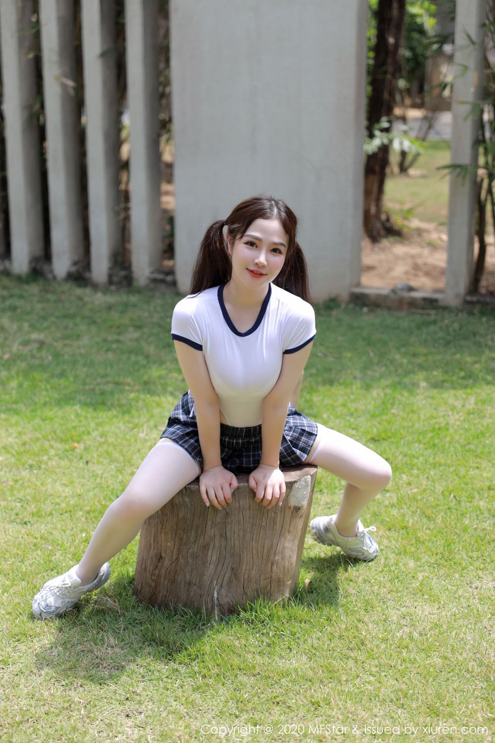 [MFStar模范学院] 模特蛋糕Cake - 丝袜美腿&JK制服系列三亚旅拍 Vol.305