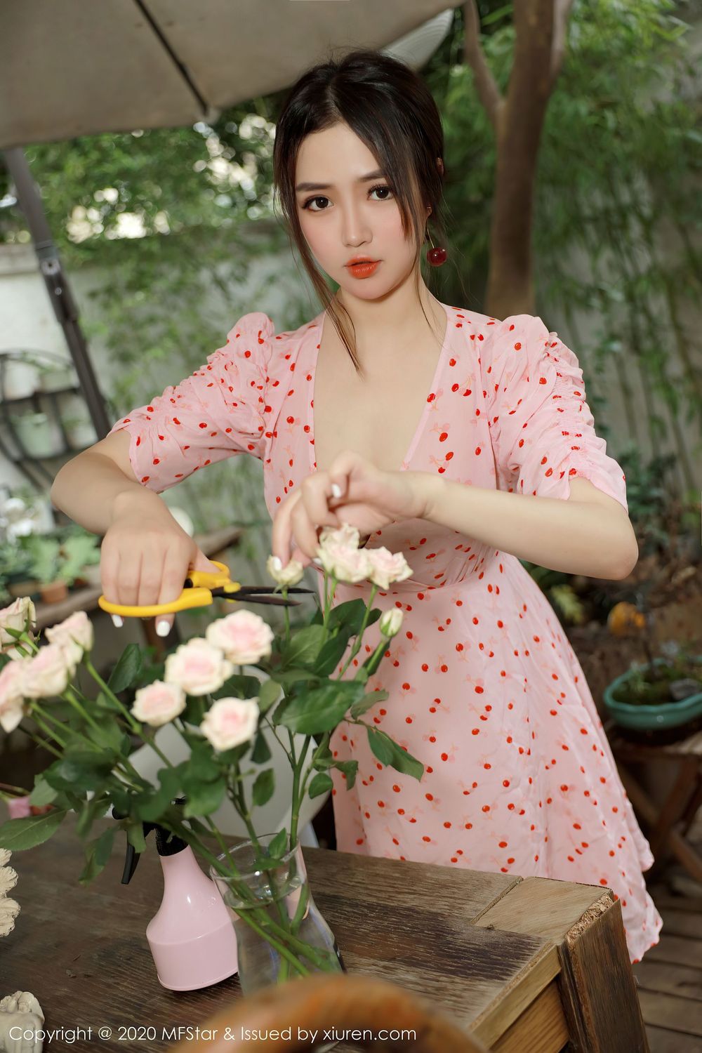 [MFStar模范学院] 模特蛋糕Cake - 小碎花裙子院子里娇羞大理旅拍 Vol.338