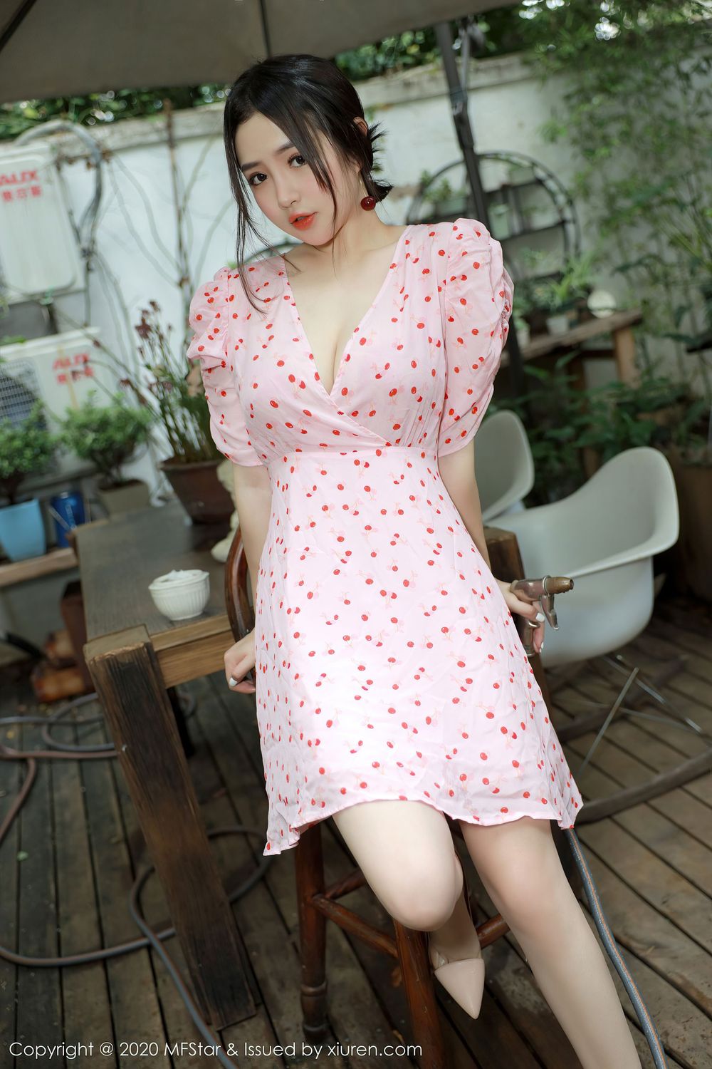 [MFStar模范学院] 模特蛋糕Cake - 小碎花裙子院子里娇羞大理旅拍 Vol.338