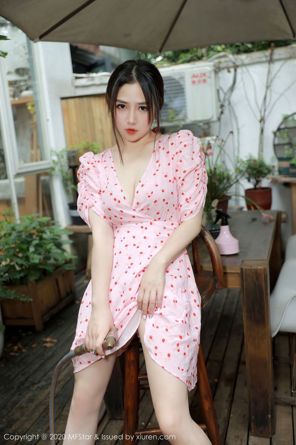 [MFStar模范学院] 模特蛋糕Cake - 小碎花裙子院子里娇羞大理旅拍 Vol.338