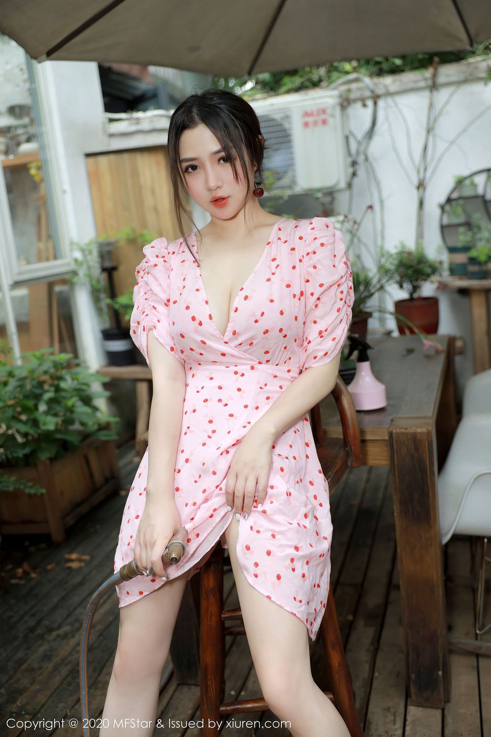[MFStar模范学院] 模特蛋糕Cake - 小碎花裙子院子里娇羞大理旅拍 Vol.338
