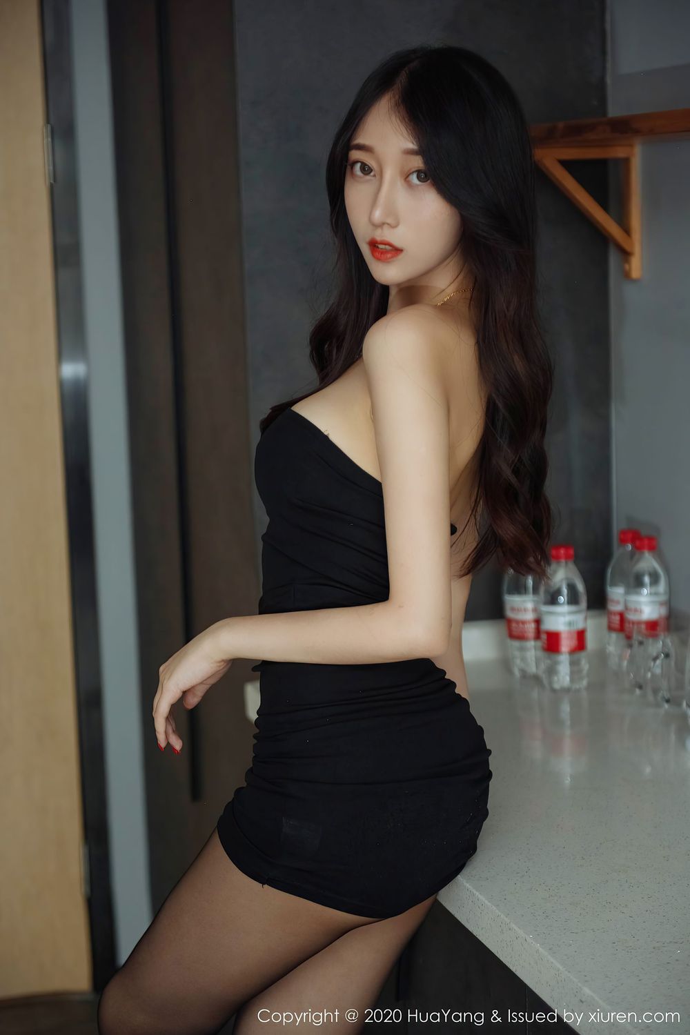 [HuaYang花漾] 丽质模特玥儿玥er - 黑丝美腿豹纹系列欲说还羞写真 Vol.279