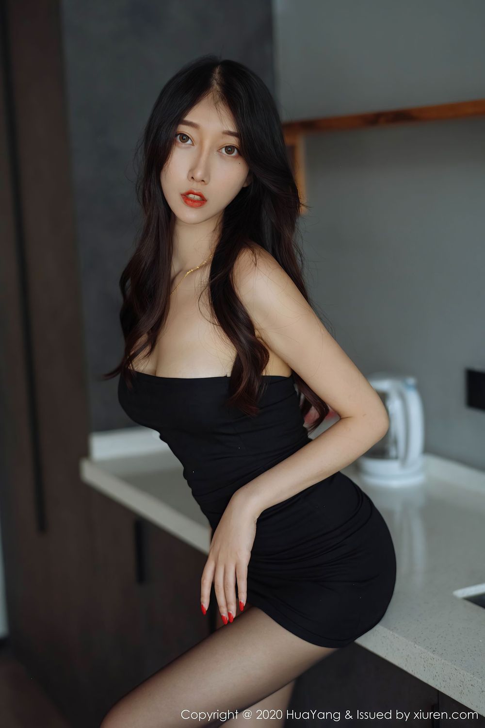 [HuaYang花漾] 丽质模特玥儿玥er - 黑丝美腿豹纹系列欲说还羞写真 Vol.279