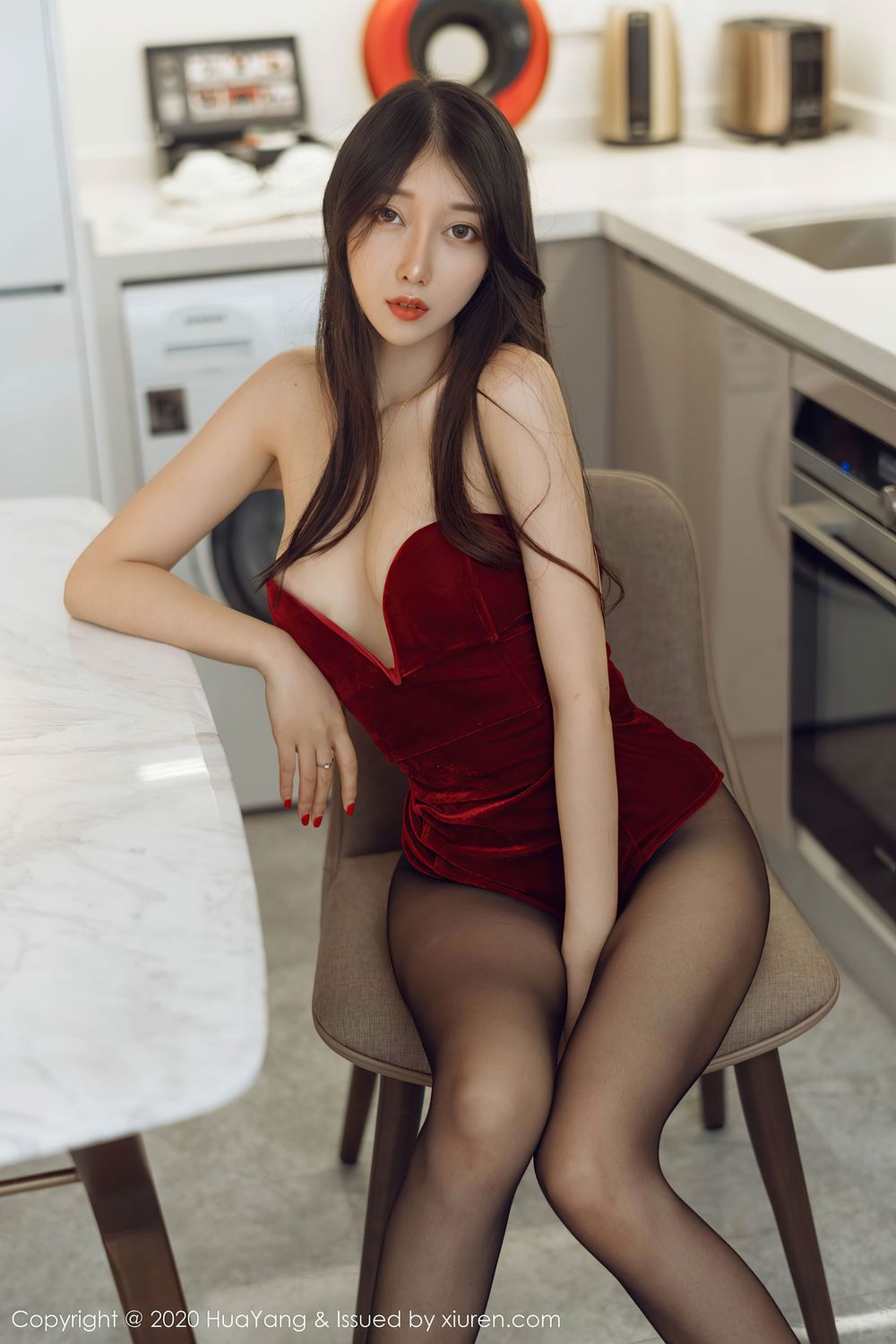[HuaYang花漾] 丽质模特玥儿玥er - 典雅礼裙与黑丝美腿性感写真 Vol.284