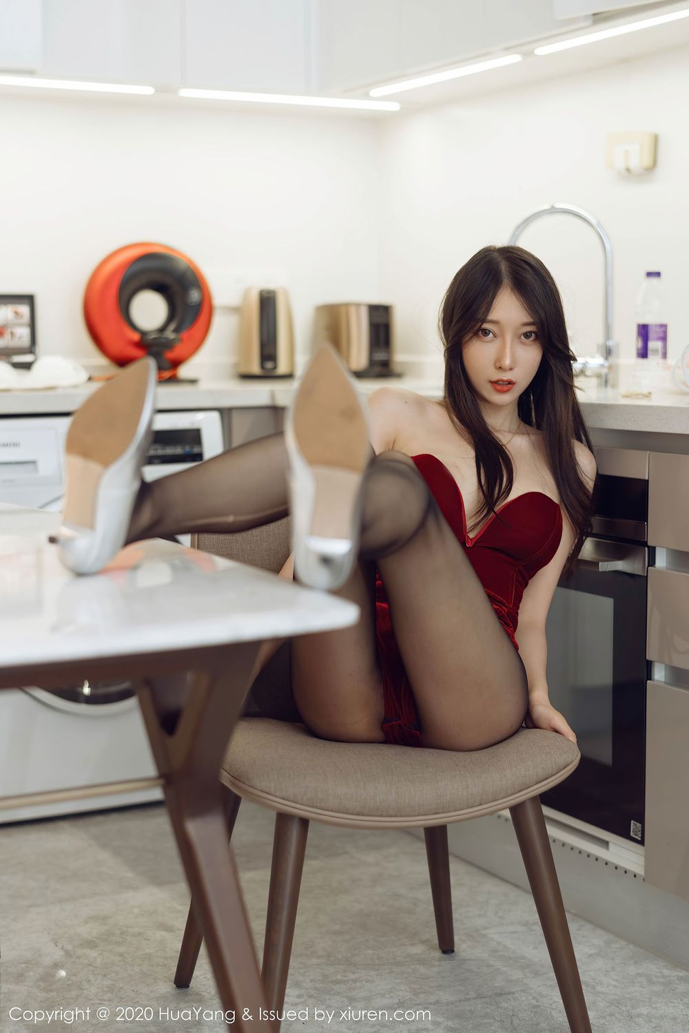 [HuaYang花漾] 丽质模特玥儿玥er - 典雅礼裙与黑丝美腿性感写真 Vol.284