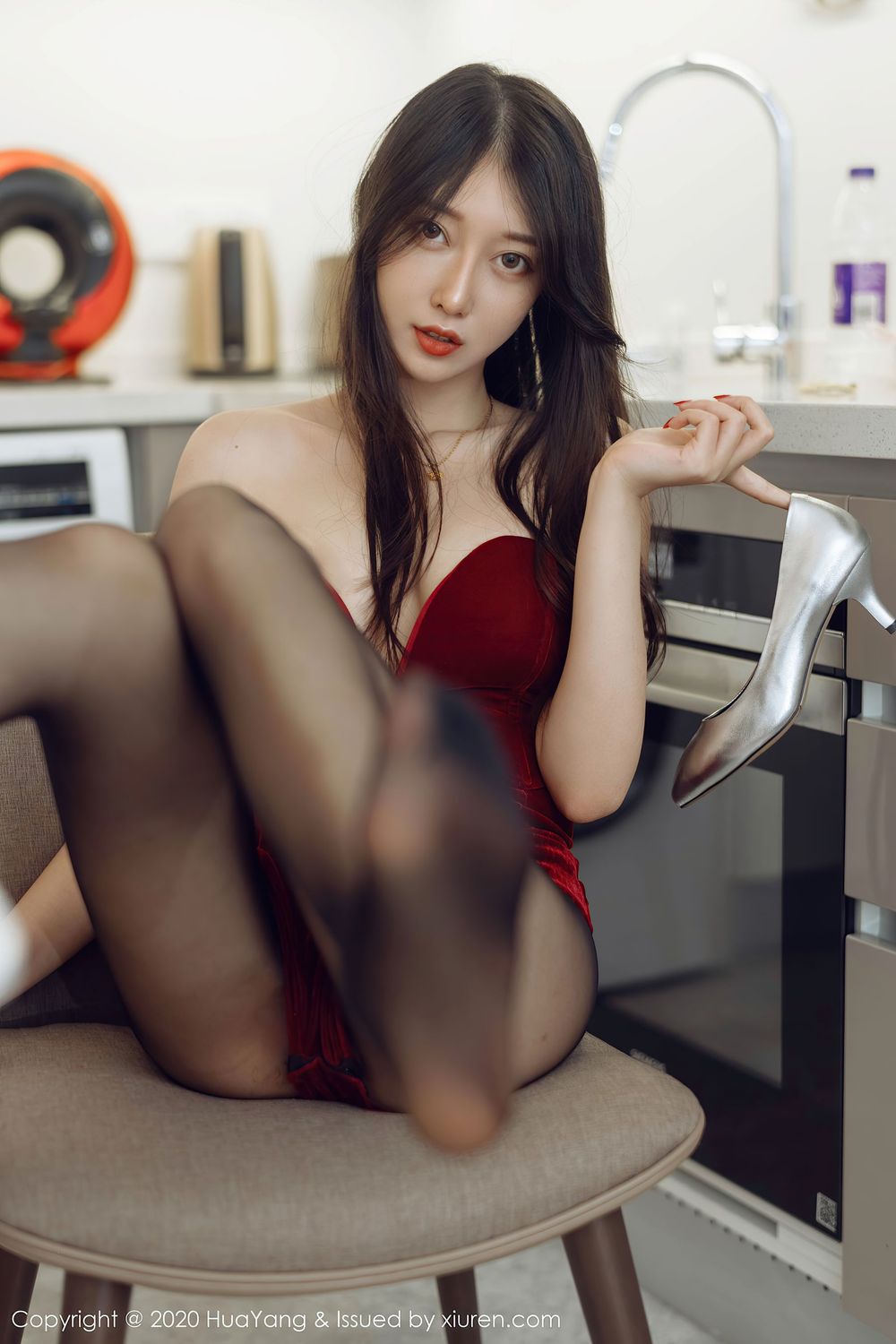 [HuaYang花漾] 丽质模特玥儿玥er - 典雅礼裙与黑丝美腿性感写真 Vol.284