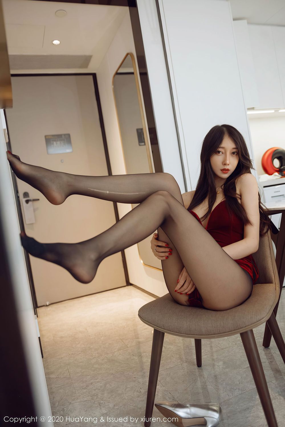 [HuaYang花漾] 丽质模特玥儿玥er - 典雅礼裙与黑丝美腿性感写真 Vol.284