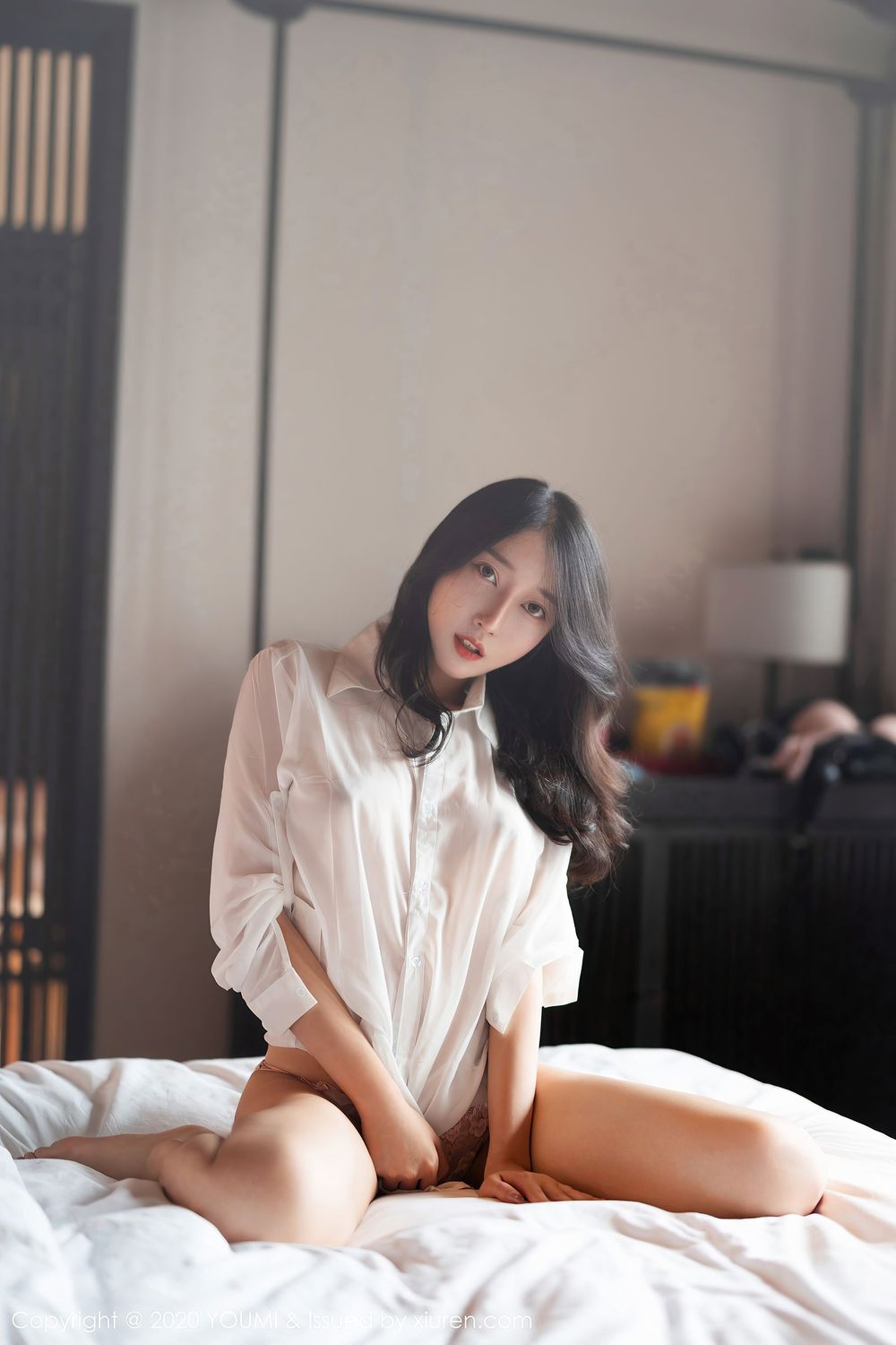 [YouMi尤蜜荟] 丽质美人玥儿玥er - 白衬衫健美身材系列杭州旅拍 Vol.560