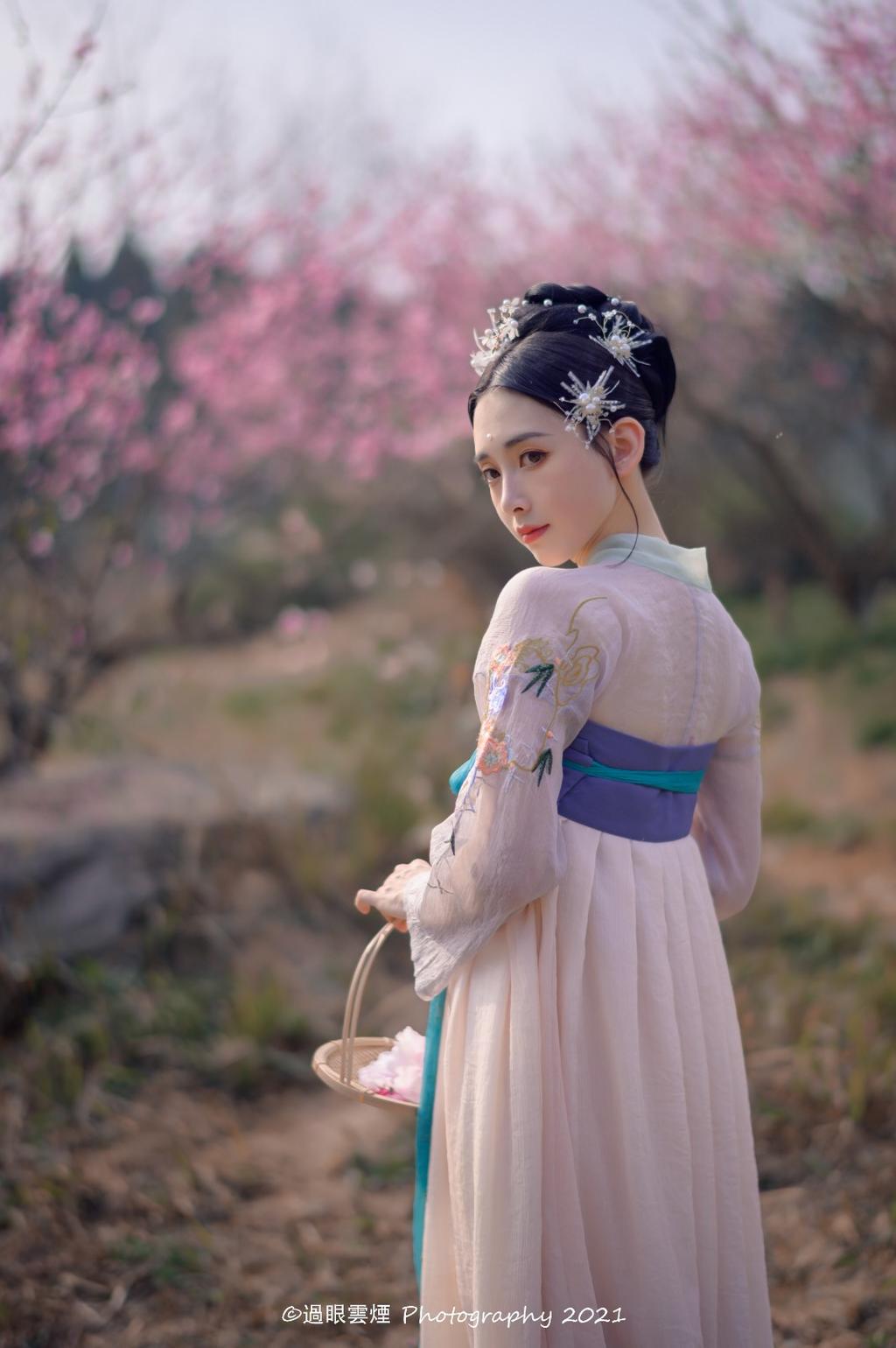 汉服美女巧笑倩兮美目盼兮图片