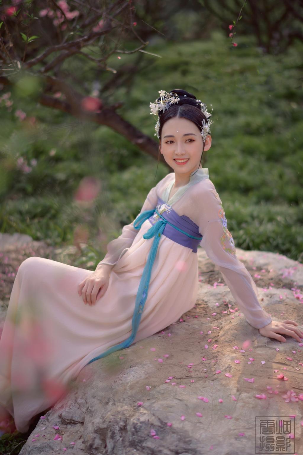 汉服美女巧笑倩兮美目盼兮图片