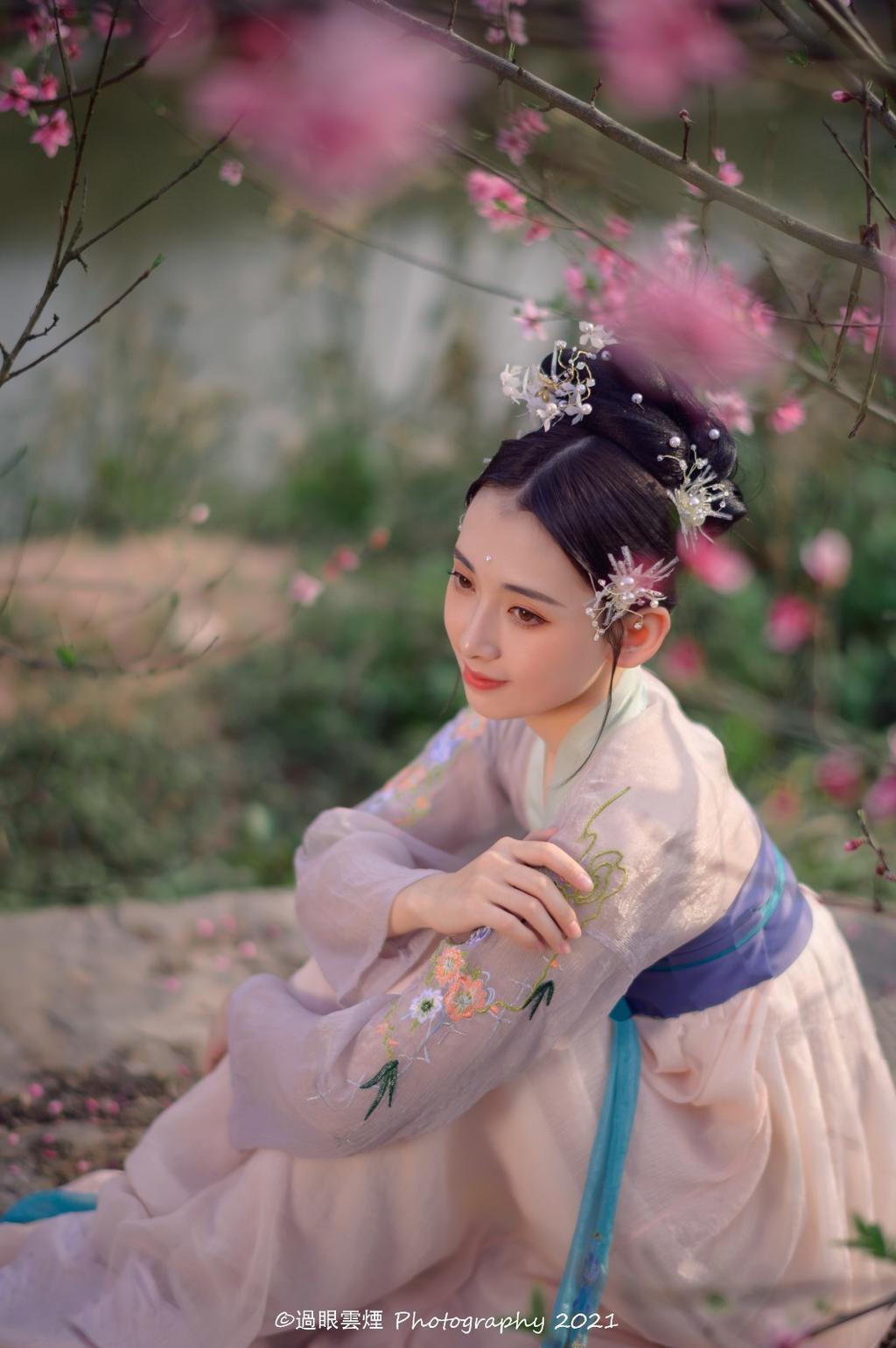 汉服美女巧笑倩兮美目盼兮图片