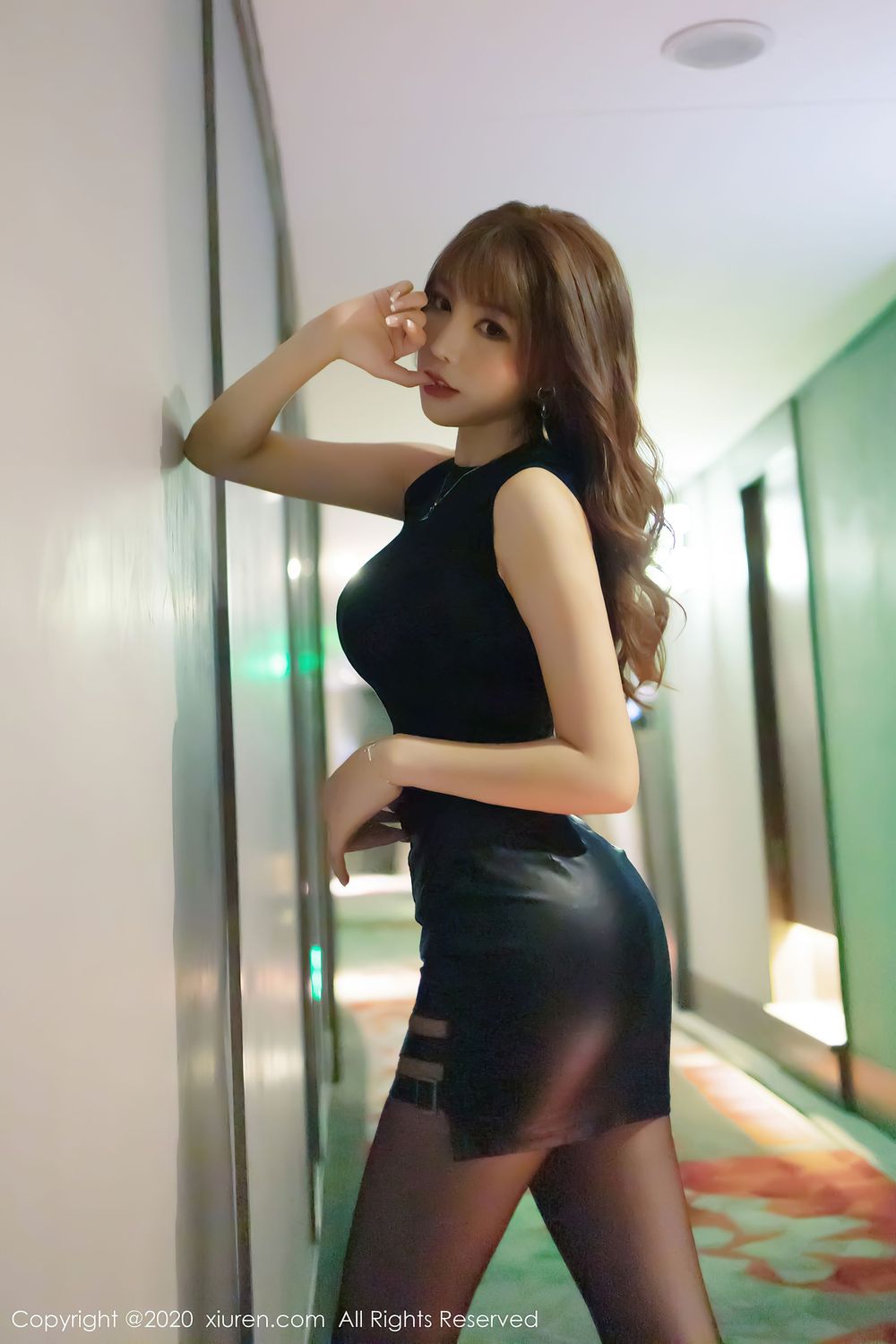 [XiuRen秀人网] 性感女神芝芝Booty - 时尚街拍与黑丝美腿私房写真 No.2445