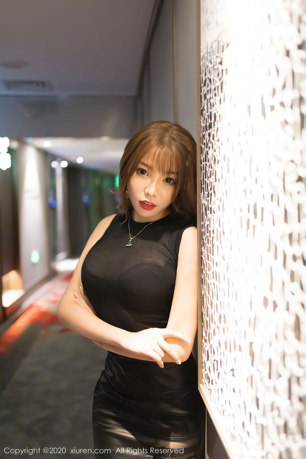 [XiuRen秀人网] 性感女神芝芝Booty - 时尚街拍与黑丝美腿私房写真 No.2445