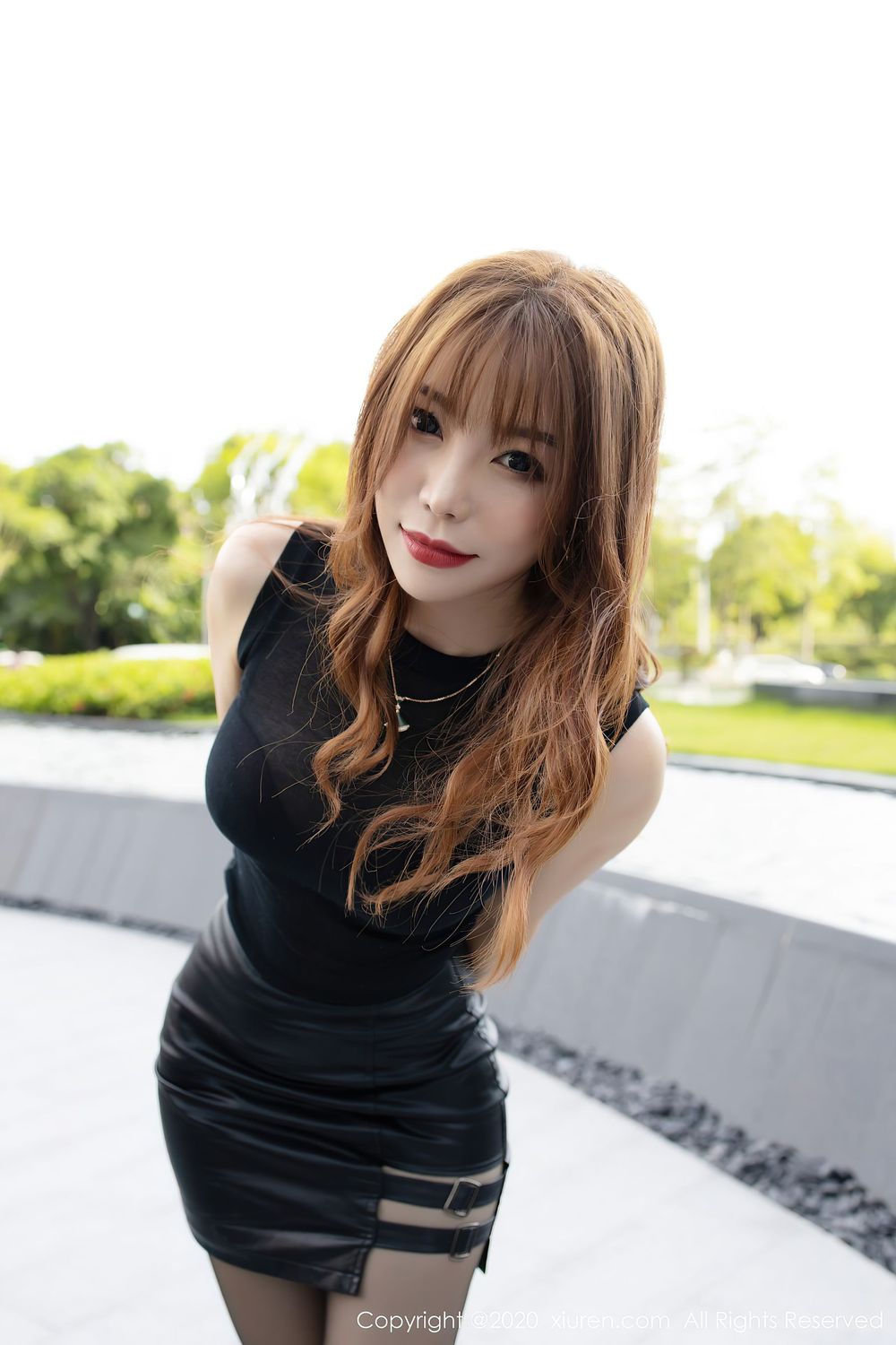 [XiuRen秀人网] 性感女神芝芝Booty - 时尚街拍与黑丝美腿私房写真 No.2445