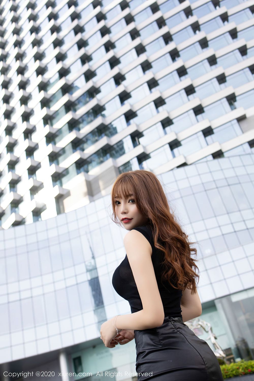 [XiuRen秀人网] 性感女神芝芝Booty - 时尚街拍与黑丝美腿私房写真 No.2445