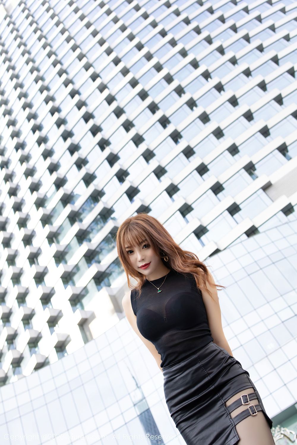 [XiuRen秀人网] 性感女神芝芝Booty - 时尚街拍与黑丝美腿私房写真 No.2445