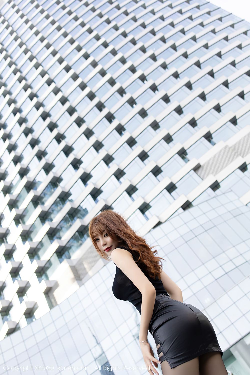 [XiuRen秀人网] 性感女神芝芝Booty - 时尚街拍与黑丝美腿私房写真 No.2445