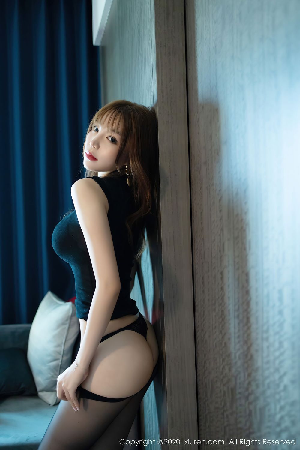 [XiuRen秀人网] 性感女神芝芝Booty - 时尚街拍与黑丝美腿私房写真 No.2445