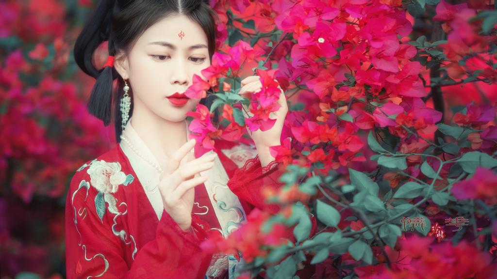 红唇雪肤古装美女漫步花海写真