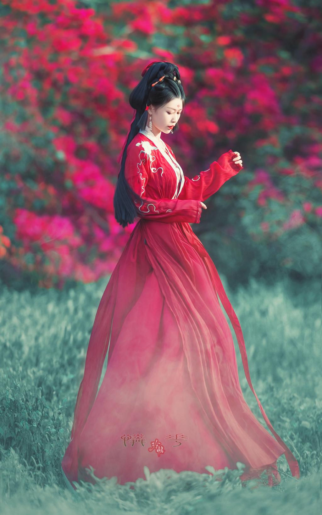 红唇雪肤古装美女漫步花海写真